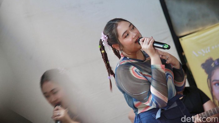 Hesti Purwadinata dan Edo Borne turut mendampingi anak pertamanya Asya dalam perilisan single lagu pertamanya. Ini foto-fotonya.