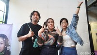 Keduanya dipenuhi tawa bahagia saat mendampingi Asya di rilis single lagu pertamanya yang berjudul Bahagiaku. Foto: Chelsea Olivia Daffa