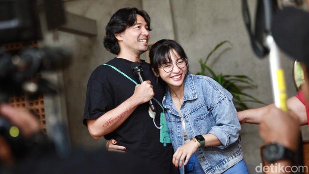 Hesti Purwadinata dan Edo Borne turut mendampingi anak pertamanya Asya dalam perilisan single lagu pertamanya. Ini foto-fotonya.