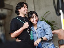 Hesti Purwadinata dan Edo Borne Semringah Dampingi Anak Rilis Single Perdana