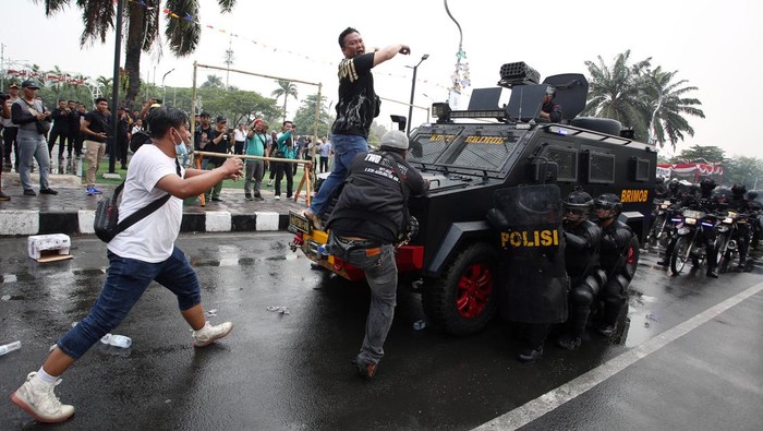 Simulasi pengamanan dan penanganan pemilu 2024 ricuh Petugas kepolisian pengendali masa (Dalmas) bertahan dengan tameng dari masa pengunjuk rasa yang akan menduduki kantor KPUD Kota Tangerang saat simulasi pengamanan dan penanganan pemilu 2024 ricuh di Tangerang, Banten, Sabtu (14/10/2023). Polres Metro Tangerang Kota terus melakukan kesiapan-kesiapan dalam menghadapi ancaman gangguan Pemilu dengan mengadakan simulasi pengamanan dan penanganan untuk mengantisipasi adanya kericuhan dan gangguan keamanan lainnya saat masa kampanye dan Pemilu 2024,. ANTARA FOTO/Muhammad Iqbal/hp.