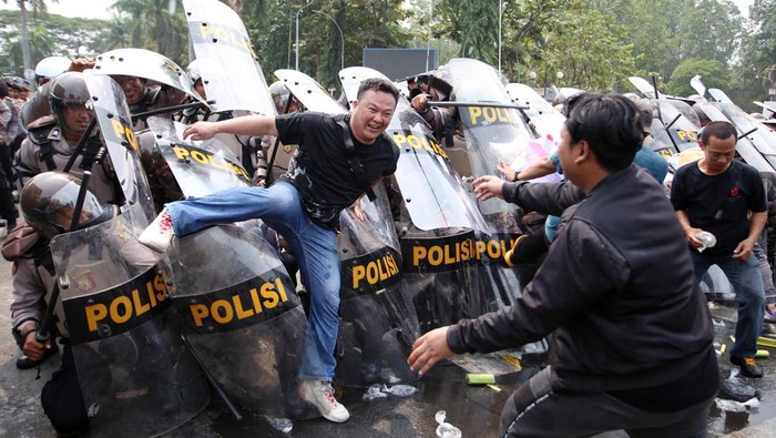 Petugas kepolisian pengendali masa (Dalmas) bertahan dengan tameng dari masa pengunjuk rasa yang akan menduduki kantor KPUD Kota Tangerang saat simulasi pengamanan dan penanganan pemilu 2024 ricuh di Tangerang, Banten, Sabtu (14/10/2023). Polres Metro Tangerang Kota terus melakukan kesiapan-kesiapan dalam menghadapi ancaman gangguan Pemilu dengan mengadakan simulasi pengamanan dan penanganan untuk mengantisipasi adanya kericuhan dan gangguan keamanan lainnya saat masa kampanye dan Pemilu 2024,. ANTARA FOTO/Muhammad Iqbal/hp.