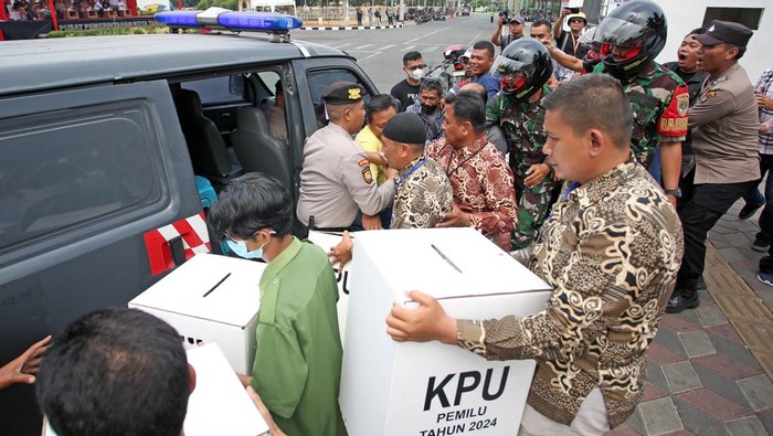 Simulasi pengamanan dan penanganan pemilu 2024 ricuh Petugas kepolisian pengendali masa (Dalmas) bertahan dengan tameng dari masa pengunjuk rasa yang akan menduduki kantor KPUD Kota Tangerang saat simulasi pengamanan dan penanganan pemilu 2024 ricuh di Tangerang, Banten, Sabtu (14/10/2023). Polres Metro Tangerang Kota terus melakukan kesiapan-kesiapan dalam menghadapi ancaman gangguan Pemilu dengan mengadakan simulasi pengamanan dan penanganan untuk mengantisipasi adanya kericuhan dan gangguan keamanan lainnya saat masa kampanye dan Pemilu 2024,. ANTARA FOTO/Muhammad Iqbal/hp.