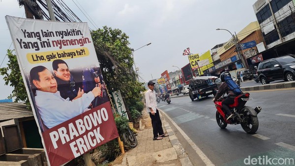 Spanduk Prabowo-Erick Gak Bahaya Ta Muncul di Bekasi