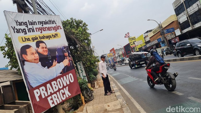 Spanduk Prabowo-Erick βGak Bahaya Taβ Muncul di Bekasi Menjelang pendaftaran capres cawapres spanduk bergambar wajah Prabowo Subianto dan Erick Thohir banyak terpasang di jalanan. Ini poster salah satunya.