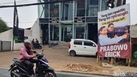 Terlihat dalam spanduk keduanya sedang duduk di dalam mobil, Prabowo tampak mengenakan kemeja putih, sementara Erick Thohir, memakai kemeja biru tua sambil mengacungkan jempol.