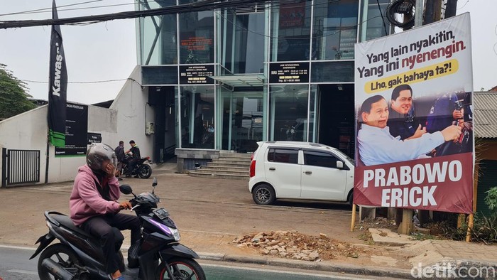 Spanduk Prabowo-Erick βGak Bahaya Taβ Muncul di Bekasi Menjelang pendaftaran capres cawapres spanduk bergambar wajah Prabowo Subianto dan Erick Thohir banyak terpasang di jalanan. Ini poster salah satunya.