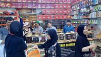 Jamaah plus Dubai sangat antusias melihat aneka rempah dan juga oleh-oleh. (Foto: Lusiana Mustinda/detikHikmah)