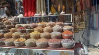 Banyak toko yang menjajakan aneka rempah dan susunannya menarik. Salah satu yang bisa dicoba adalah bumbu Arabian, lemon, kabsa, shawarma, briyani, tandoori hingga kari. (Foto: Lusiana Mustinda/detikHikmah)