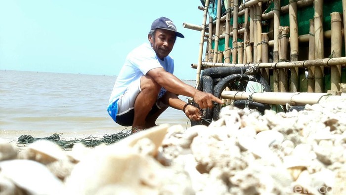 Sukeri, saat merakit Apostrap di pesisir pantai Pasir Putih Karawang