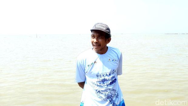 Sukeri, saat merakit Apostrap di pesisir pantai Pasir Putih Karawang
