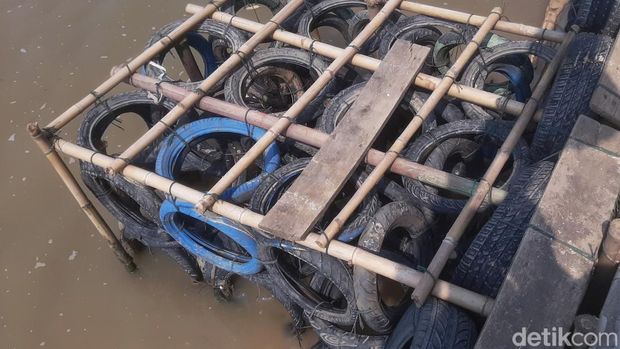Sukeri, saat merakit Apostrap di pesisir pantai Pasir Putih Karawang
