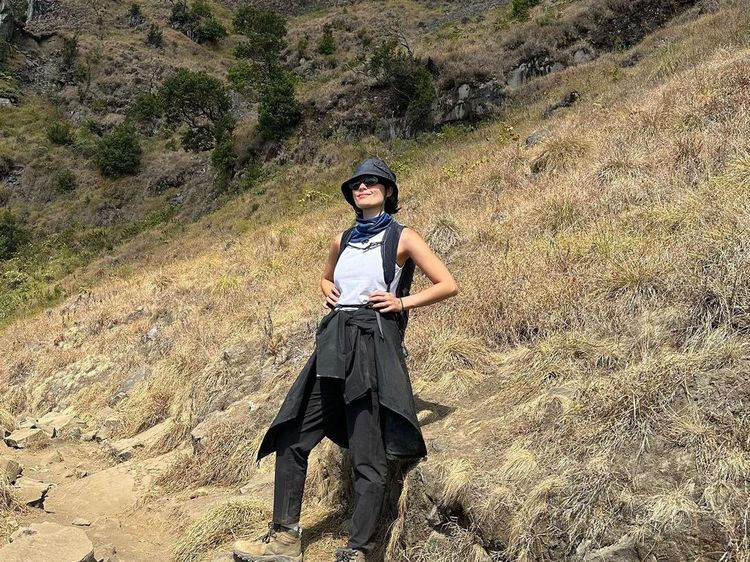Gaya Tatjana Saphira Naik Gunung Rinjani, Tetap Cantik!