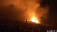 Ribuan ton sampah terbakar di TPA Bakung Bandar Lampung. Kebakaran terjadi sejak Jumat (13/10/2023) sore sekitar pukul 17.40 WIB. Foto: Tommy Saputra/detikcom
