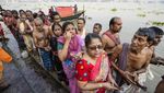 Umat Hindu India Berkumpul di Tepi Sungai Peringati Hari Mahalaya