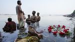 Umat Hindu India Berkumpul di Tepi Sungai Peringati Hari Mahalaya