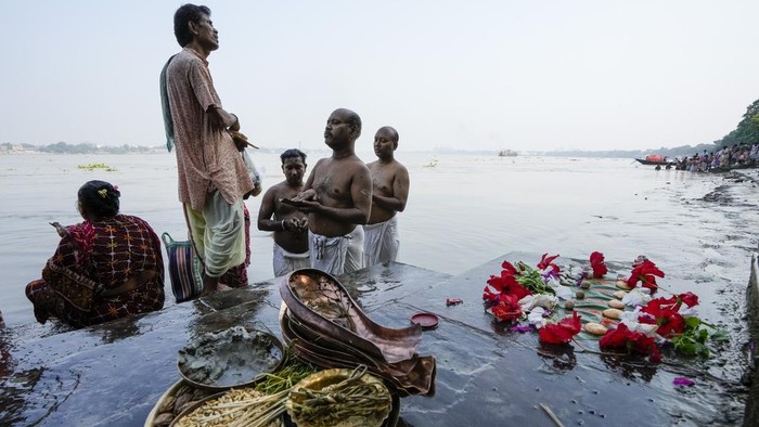 Umat Hindu India Berkumpul di Tepi Sungai Peringati Hari Mahalaya India merupakan salah satu negara yang masyarakatnya memiliki ritual keagamaan yang cukup banyak. Salah satunya peringatan Hari Mahalaya.
