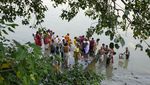 Umat Hindu India Berkumpul di Tepi Sungai Peringati Hari Mahalaya