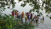 Umat Hindu berendam di Sungai Hoonghly saat melakukan ritual penghormatan kepada leluhur.