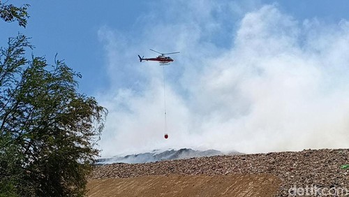 Upaya pemadaman kebakaran TPA Suwung dengan water bombing.