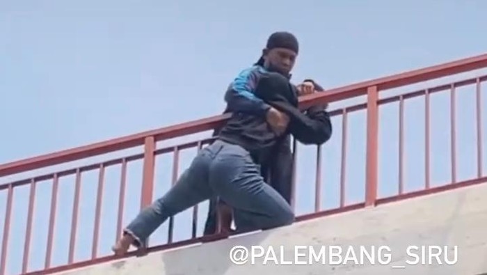 Wanita mencoba bunuh diri lompat dari Jembatan Ampera.