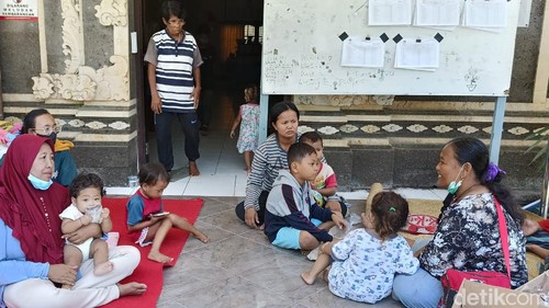 Suasana di gedung serbaguna kantor Serangan, Denpasar, Bali yang kini dijadikan sebagai lokasi pengungsian sementara oleh warga di TPA Suwung, Sabtu (14/10/2023).