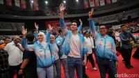 Selain Zulhas, kedatangan para kader PAN yang disebut Blue Squad ini juga tampak menarik perhatian. Semuanya kompak menggunakan baju dan sepatu merek lokal.
