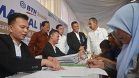Direktur Consumer Bank BTN Hirwandi Gafar, bersama Komisioner BP Tapera Adi Setianto, Direktur Pelaksana Pembiayaan Infrastruktur Pekerjaan Umum dan Perumahan Kementerian PUPR Haryo Bekti Martoyoedo dan Asisten Perekonomian dan Pembangunan (Asisten II) Sekda Aceh Mawardi menghadiri acara Akad Massal KPR Syariah Serentak di Perumahan Hadrah Land, Kabupaten Aceh Besar, Provinsi Aceh. 