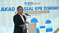 Salah satunya dengan memperbesar pembiayaan perumahan di provinsi yang menerapkan aturan syariat Islam atau Qanun tersebut. Jumlah Akad Massal KPR Syariah Bank BTN Syariah di Aceh sebanyak 2.187 unit rumah yang terdiri dari 1.779 rumah Subsidi dan 364 rumah Non Subsidi ini diikuti oleh 33 Kantor Cabang Syariah (KCS) di seluruh Indonesia.