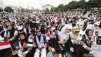 Pantauan detikcom, Minggu (15/10/2023) masyarakat telah berkumpul sejak pagi pukul 06.00 WIB dengan membawa bendera Palestina dan memakai baju putih.