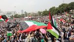 Bendera Palestina Raksasa Berkibar di Masjid Agung Al-Azhar Jakarta