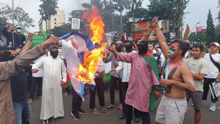 Aksi Bela Palestina di Tugu Kujang Bogor, Massa Bakar Bendera Israel (M Sholihin/detikcom)