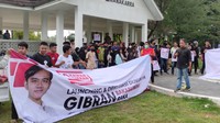 Anak sulung Presiden Jokowi, Gibran Rakabuming Raka santer maju Cawapres dalam Pilpres 2024. Relawan yang tergabung dalam Kawan Gibran di Mamuju, Sulawesi Barat (Sulbar) mendeklarasikan Gibran Rakabuming sebagai bakal calon wakil presiden (bacawapres) 2024. 