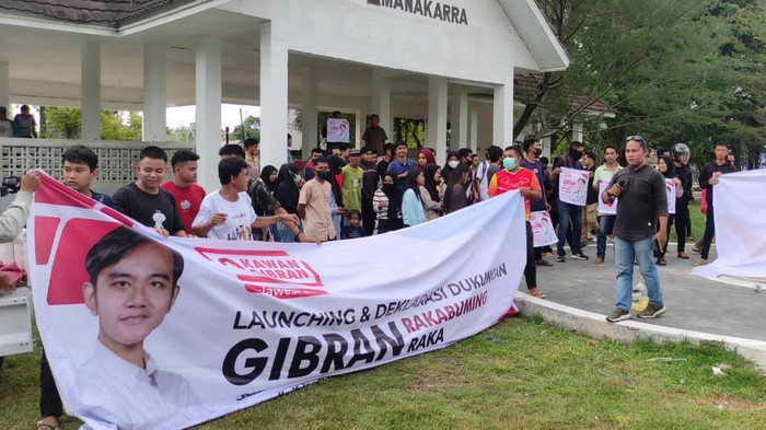 Aksi Relawan di Mamuju Deklarasi Dukung Gibran Cawapres