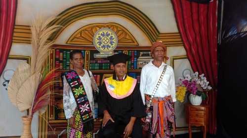 Alfret Otu pose bersama kedua orang tuanya saat wisuda di Universitas  Udayana, Denpasar, Bali. (Dok Alfret Ottu)
