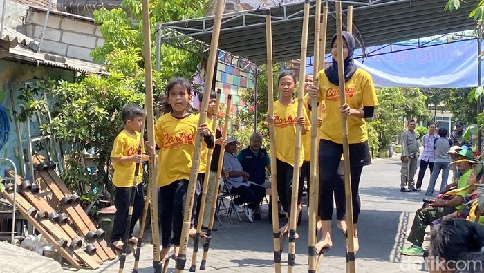 Anak-anak Kampung Egrang Jambangan sedang berlatih.