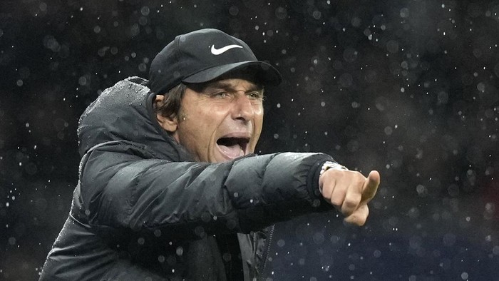 FILE - Tottenhams head coach Antonio Conte gives instructions from the side line during the English Premier League soccer match between Tottenham Hotspur and Newcastle United at the Tottenham Hotspur Stadium in London, England, Sunday, Oct. 23, 2022. Tottenham announced that manager Antonio Conte has left the Premier League club by mutual agreement. (AP Photo/Frank Augstein, File)
