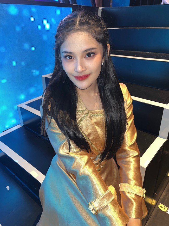 “2019 aku masuk dan bergabung menjadi bagian dari JKT48 bersama generasiku yang tercinta, generasi 9. Awal tujuan aku masuk dan bergabung di grup ini karena aku ingin menjadi alasan kebahagiaan untuk kalian semua dan aku juga ingin kalian menemukan semangat hidup lagi karena aku,” ujarnya.    Foto: dok. Twitter @S_AshelJKT48