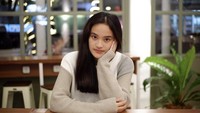 Momen saat nongkrong di kafe ini juga tak kalah menarik perhatian. Ia berpose sambil sebelum pesanannya datang. Foto: Instagram @jkt48.ashel
