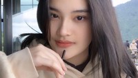 Ada juga momen Ashel JKT48 saat menikmati minuman di sebuah tempat wisata. Foto sedang minum ini memperlihatkan pemandangan bukit. Foto: Instagram @jkt48.ashel