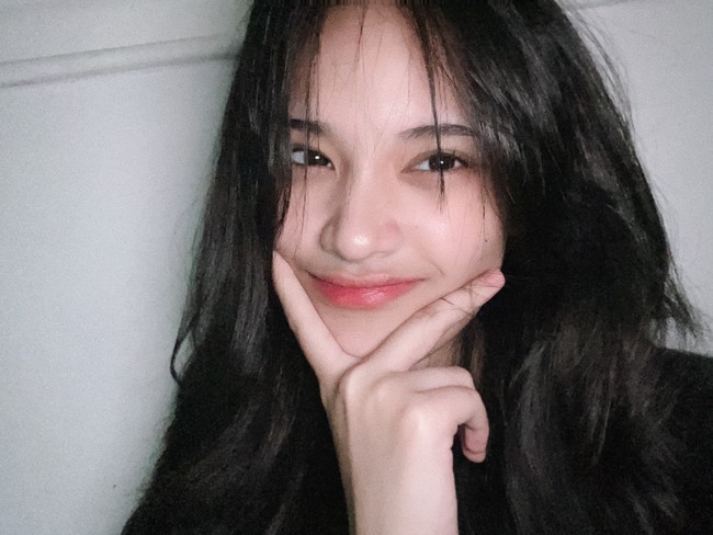 Ashel JKT48 pertama kali mengumumkan kelulusannya di JKT48 Theater pada Jumat (13/10/2023), di hadapan para penggemar yang menonton show ‘Cara Meminum Ramune’. Dalam kesempatan itu, Ashel mengungkap bahwa dia sudah lama mendiskusikan hal ini dengan manajemen.Foto: dok. Twitter @S_AshelJKT48