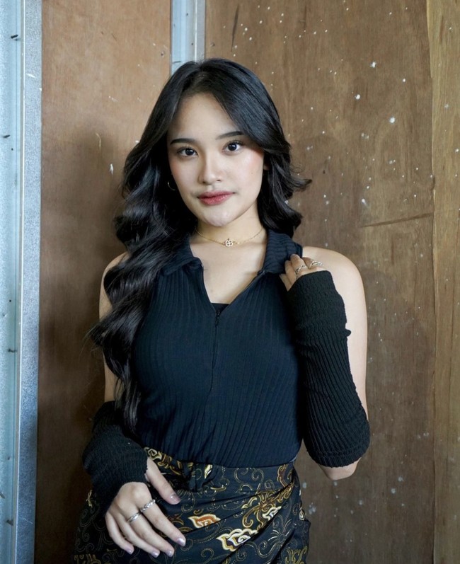 “Sekarang, izinkan aku untuk mengucapkan kalimat ini ya semuanya, aku Ashel dari JKT48 generasi ke-9 mengumumkan untuk lulus dari JKT48. Terima kasih,” tutup Ashel yang kemudian mendapat pelukan hangat dari para member.Foto: dok. Instagram @jkt48.ashel