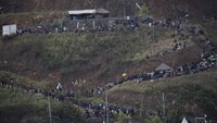Bahkan, beberapa warga juga menyaksikan langsung balapan MotoGP seri ke-15  ini dari atas bukit.
