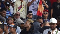 Bakal calon presiden (Bacapres) PDI Perjuangan Ganjar Pranowo (kanan) didampingi mantan Gubernur NTB Tuan Guru Bajang (TGB) Muhammad Zainul Majdi (tengah) ikutan nonton lho.