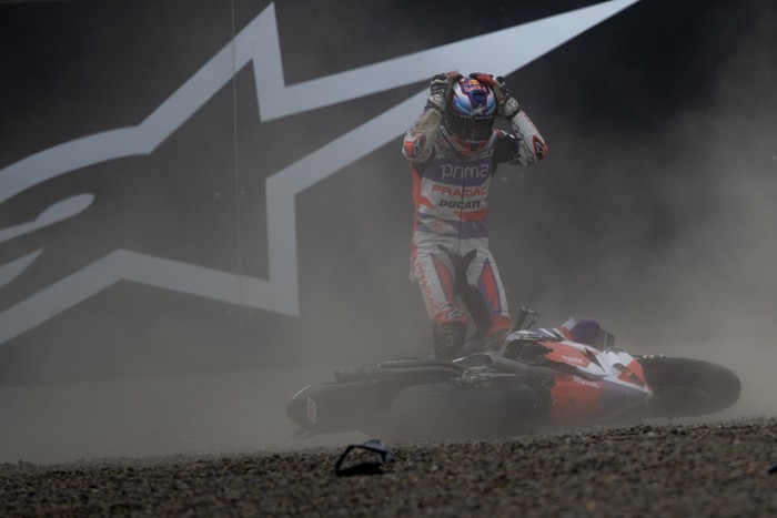 Pembalap Prima Pramac Racing Jorge Martin terjatuh dari motor pada balapan MotoGP seri ke-15 di Pertamina Mandalika International Street Circuit, Lombok Tengah, NTB, Minggu (15/10/2023). Francesco Bagnaia menjuarai MotoGP Mandalika setelah menyelesaikan 27  lap dengan catatan waktu 41 menit 20,293 detik disusul pembalap Aprilia Racing Maverick Vinales dan pembalap Monster Energy Yamaha Fabio Quartararo. ANTARA FOTO/Wahyu Putro A/nz