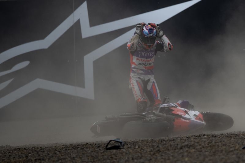 Pembalap Prima Pramac Racing Jorge Martin terjatuh dari motor pada balapan MotoGP seri ke-15 di Pertamina Mandalika International Street Circuit, Lombok Tengah, NTB, Minggu (15/10/2023). Francesco Bagnaia menjuarai MotoGP Mandalika setelah menyelesaikan 27  lap dengan catatan waktu 41 menit 20,293 detik disusul pembalap Aprilia Racing Maverick Vinales dan pembalap Monster Energy Yamaha Fabio Quartararo. ANTARA FOTO/Wahyu Putro A/nz