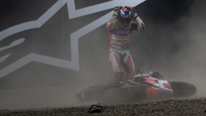 Pembalap Prima Pramac Racing Jorge Martin terjatuh dari motor pada balapan MotoGP seri ke-15 di Pertamina Mandalika International Street Circuit, Lombok Tengah, NTB, Minggu (15/10/2023). Francesco Bagnaia menjuarai MotoGP Mandalika setelah menyelesaikan 27  lap dengan catatan waktu 41 menit 20,293 detik disusul pembalap Aprilia Racing Maverick Vinales dan pembalap Monster Energy Yamaha Fabio Quartararo. ANTARA FOTO/Wahyu Putro A/nz