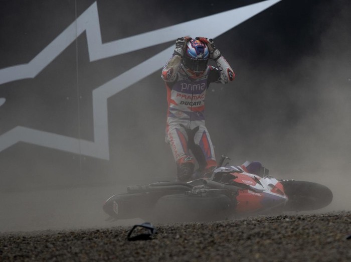 Pembalap Prima Pramac Racing Jorge Martin terjatuh dari motor pada balapan MotoGP seri ke-15 di Pertamina Mandalika International Street Circuit, Lombok Tengah, NTB, Minggu (15/10/2023). Francesco Bagnaia menjuarai MotoGP Mandalika setelah menyelesaikan 27  lap dengan catatan waktu 41 menit 20,293 detik disusul pembalap Aprilia Racing Maverick Vinales dan pembalap Monster Energy Yamaha Fabio Quartararo. ANTARA FOTO/Wahyu Putro A/nz