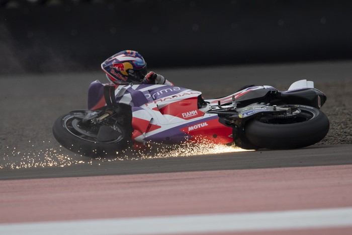 Pembalap Prima Pramac Racing Jorge Martin terjatuh dari motor pada balapan MotoGP seri ke-15 di Pertamina Mandalika International Street Circuit, Lombok Tengah, NTB, Minggu (15/10/2023). Francesco Bagnaia menjuarai MotoGP Mandalika setelah menyelesaikan 27  lap dengan catatan waktu 41 menit 20,293 detik disusul pembalap Aprilia Racing Maverick Vinales dan pembalap Monster Energy Yamaha Fabio Quartararo. ANTARA FOTO/Wahyu Putro A/nz