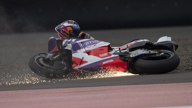 Pembalap Prima Pramac Racing Jorge Martin terjatuh dari motor pada balapan MotoGP seri ke-15 di Pertamina Mandalika International Street Circuit, Lombok Tengah, NTB, Minggu (15/10/2023). Francesco Bagnaia menjuarai MotoGP Mandalika setelah menyelesaikan 27  lap dengan catatan waktu 41 menit 20,293 detik disusul pembalap Aprilia Racing Maverick Vinales dan pembalap Monster Energy Yamaha Fabio Quartararo. ANTARA FOTO/Wahyu Putro A/nz